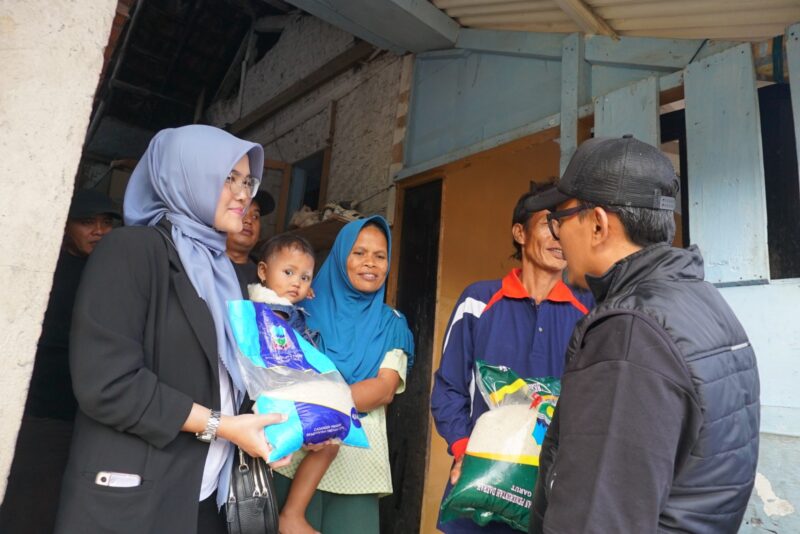 Jajaran Dinas Komunikasi dan Informatika (Diskominfo) Garut melaksanakan kegiatan penyaluran bantuan beras pemerintah daerah dan ASN Berbagi kepada masyarakat kurang mampu dari sisi ekonomi di Kecamatan Peundeuy, Kabupaten Garut, Jum'at (29/9/2023).
