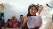 Salah Satu warga Desa Sindangratu kecamatan Wanaraja yang mendapatkan bantuan beras Gratis