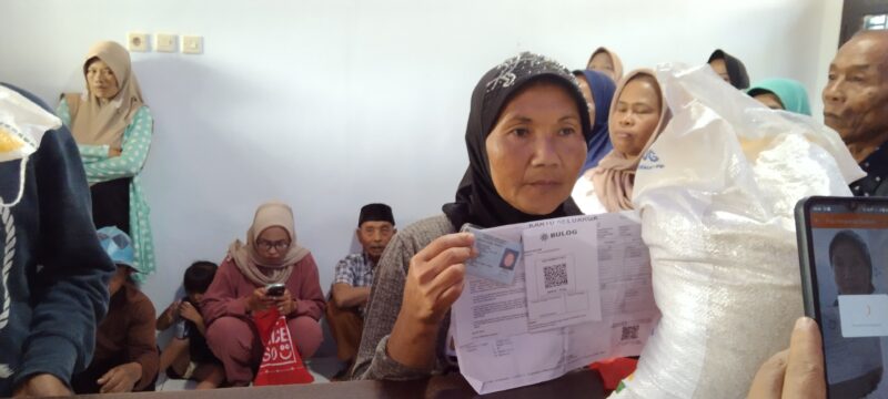 Salah Satu warga Desa Sindangratu kecamatan Wanaraja yang mendapatkan bantuan beras Gratis