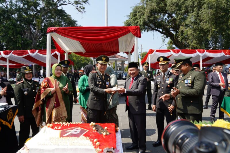Bupati Garut, Rudy Gunawan menghadiri Upacara Peringatan Hari Ulang Tahun (HUT) ke-78 TNI, di Lapangan Oto Iskandar di Nata, Kecamatan Garut Kota, Kabupaten Garut, Kamis (5/10/2023).