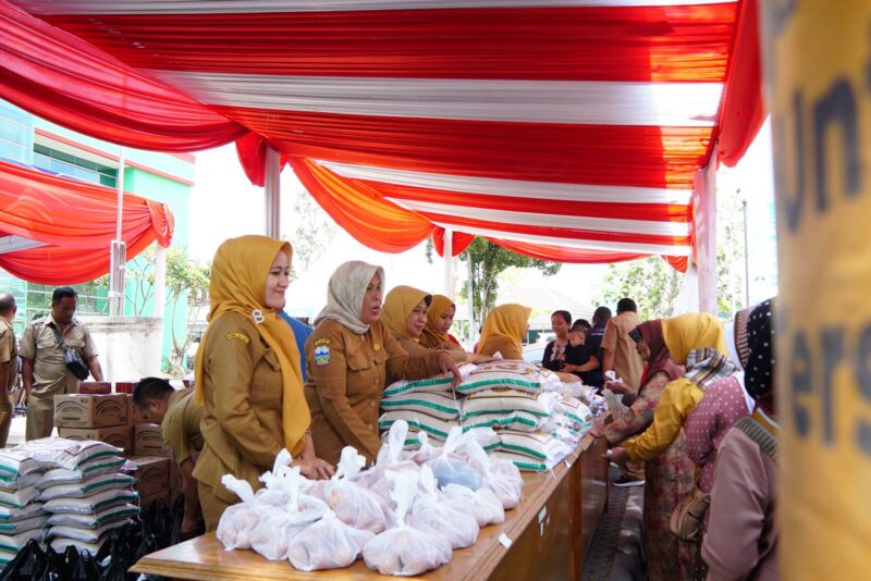 Pelaksanaan Gelar Pangan Murah yang dilaksanakan oleh DKP Kabupaten Garut di Halaman Kantor Samsat Garut, Jalan Suherman, Kecamatan Tarogong Kidul, Kabupaten Garut, Senin (16/10/2023).