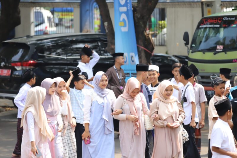 Wakil Bupati Garut, dr. Helmi Budiman menghadiri acara Halaqoh Kyai & Santri Kabupaten Garut dalam rangkaian Hari Santri Nasional 2023 yang dilaksanakan di Gedung Pendopo, Kecamatan Garut Kota, Kabupaten Garut, Sabtu (21/10/2023).