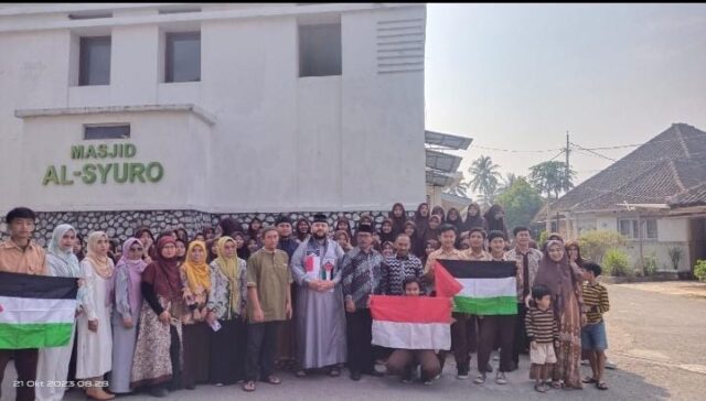 peringatan Hari Santri Nasional tahun 2023 ini, Pondok Pesantren Cipari di Garut menghadirkan seorang mantan jurnalis asal Palestina, Syaikh Ahmed Almadi, untuk berbicara tentang situasi konflik di Gaza. Acara ini merupakan ekspresi solidaritas terhadap warga Palestina yang sedang mengalami penderitaan akibat perang.