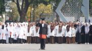 Bupati Garut bertindak selaku inspektur upacara pada Pelaksanaan Upacara Peringatan Hari Santri Nasional Tahun 2023 tingkat Kabupaten Garut, di Alun-Alun Garut, Kecamatan Garut Kota, Kabupaten Garut, Ahad (22/10/2023). 
