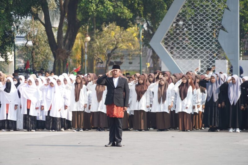 Bupati Garut bertindak selaku inspektur upacara pada Pelaksanaan Upacara Peringatan Hari Santri Nasional Tahun 2023 tingkat Kabupaten Garut, di Alun-Alun Garut, Kecamatan Garut Kota, Kabupaten Garut, Ahad (22/10/2023). 
