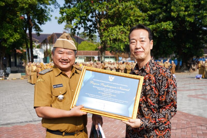 Bupati Garut, Rudy Gunawan, menyerahkan penghargaan dari Menteri Ketenagakerjaan Republik Indonesia, kepada PT. Changshin Reksa Jaya, atas kepeduliannya memberikan ruang bagi penyandang disabilitas untuk bekerja di PT. Changshin Reksa Jaya, di Lapangan Setda Garut, Kecamatan Tarogong Kidul, Kabupaten Garut, Senin (23/10/2023).