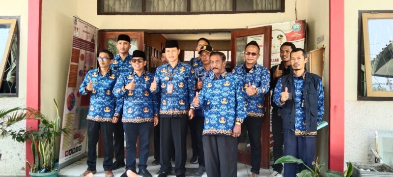 Sebanyak 337 kepala keluarga dari 8 desa di Kecamatan Pangatikan mendapatkan bantuan pangan sebagai langkah konkret dalam membantu mereka yang terdampak parah oleh musim kering yang berkepanjangan. Bantuan ini merupakan bukti solidaritas pemerintah daerah dan masyarakat Garut untuk mengatasi tantangan ekstrem yang melanda Kabupaten Garut.foto (Ihsan).