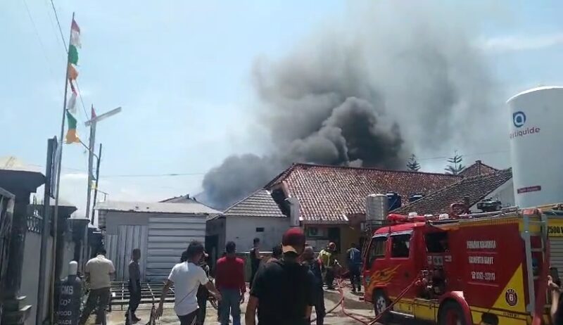 Momen mencekam di sekitar kawasan Rumah Sakit Umum Daerah (RSUD) dr. Slamet Garut. Kebakaran hebat melanda fasilitas kesehatan ini, memicu ketakutan dan histeria di antara orang-orang yang berada di sekitarnya.