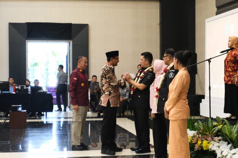 Wakil Bupati Garut, dr. Helmi Budiman menghadiri acara Serah Terima Jabatan dan Pisah Sambut Kepala Rumah Tahanan Negara (Rutan) Kelas IIB Garut, di Ballroom Hotel Harmoni, Jalan Cipanas Baru, Kecamatan Tarogong Kidul, Kabupaten Garut, Kamis (2/11/2023).