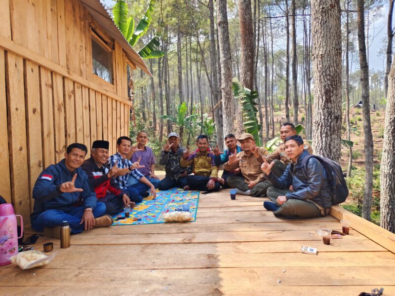 Perhutani Kesatuan Pemangkuan Hutan (KPH) Garut, dalam upaya memastikan kelestarian hutan dan lingkungan, terus memperkuat kolaborasinya dengan mitra strategisnya, acara tersebut dilakukan di lokasi petak 63a, Kp Pamalayan, Desa Pamalayan, Kecamatan Bayongbong, Senin (06/11/2023).