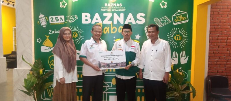 Ketua BAZNAS Kabupaten Garut menyerahkan bantuan kemanusiaan tahap pertama untuk rakyat Palestina kepada BAZNAS Provinsi Jawa Barat, di Gedung BAZNAS Provinsi Jawa Barat, Bandung, pada Rabu (15/11/2023).