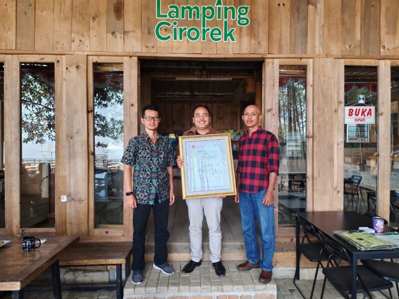 Wisata Alam Lamping Cirorek, yang berada di bawah naungan Kesatuan Pemangkuan Hutan (KPH) Garut, meraih penghargaan Standar Nasional Indonesia Cleanliness, Health, Safety, and Environment Sustainability (SNI CHSE) 9042-2021. Acara penerimaan penghargaan berlangsung di Kp Cirorek, Desa Karyamekar, Kabupaten Garut, Senin (14/11/2023)