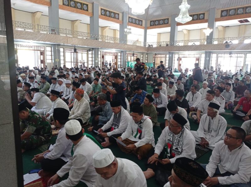 Wakil Bupati Garut, Rudy Gunawan, hadir dalam acara Doa dan Istighosah untuk Palestina, yang dilaksanakan di Masjid Agung Kabupaten, Kecamatan Garut Kota, Kabupaten Garut, Jum'at (17/11/2023).
