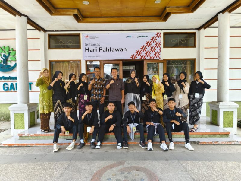 Kantor Perhutani Kesatuan Pemangkuan Hutan (KPH) Garut menjadi saksi pelantikan Green Ambassador dalam Green Youth Movement tahun 2023, sebuah kegiatan yang didukung oleh Kementerian Lingkungan Hidup dan Kehutanan (KLHK) serta Institut Hijau Indonesia (IHI). Acara ini berlangsung di Kantor Perhutani KPH Garut,Rabu (21/11/2023)