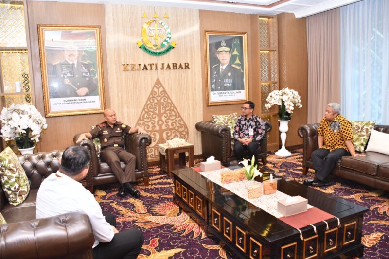 Perum Perhutani Divisi Regional Jawa Barat dan Banten (Divre Janten) memperkuat kerja sama bidang hukum dengan Kejaksaan Tinggi Jawa Barat (Kejati Jabar) dalam kunjungan ke Kantor Kejati Jabar, Kamis (23/11/2023).