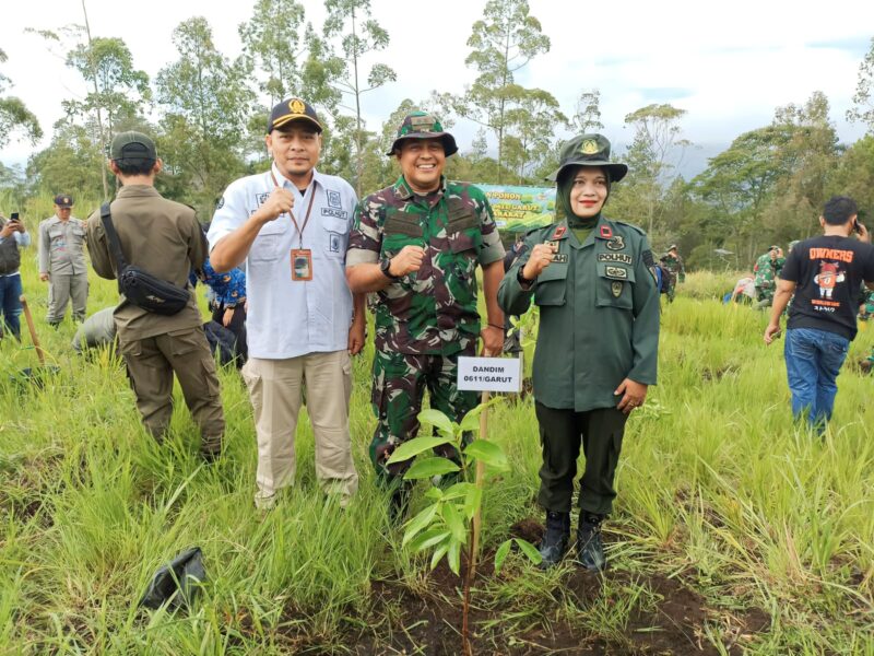 Perhutani Kesatuan Pemangkuan Hutan (KPH) Garut berkolaborasi dengan Komando Distrik Militer (KODIM) 0611 serta Garut melaksanakan kegiatan penanaman di Petak 12 dengan luas 12 hektar di Resort Pemangkuan Hutan (RPH) Tarogong, Bagian Kesatuan Pemangkuan Hutan (BKPH) Leles.Senin (04/12/2023).