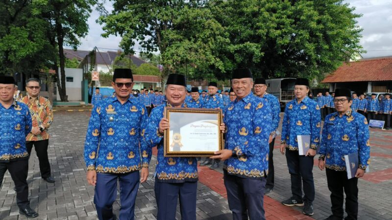 Pelaksanaan Upacara Hari Ulang Tahun (HUT) ke-78 Korps Pegawai Republik Indonesia (KORPRI) tingkat Kabupaten Garut, di Lapang Sekretariat Daerah (Setda) Garut, Jalan Pembangunan, Kecamatan Tarogong Kidul, Kabupaten Garut, Senin (4/12/2023).