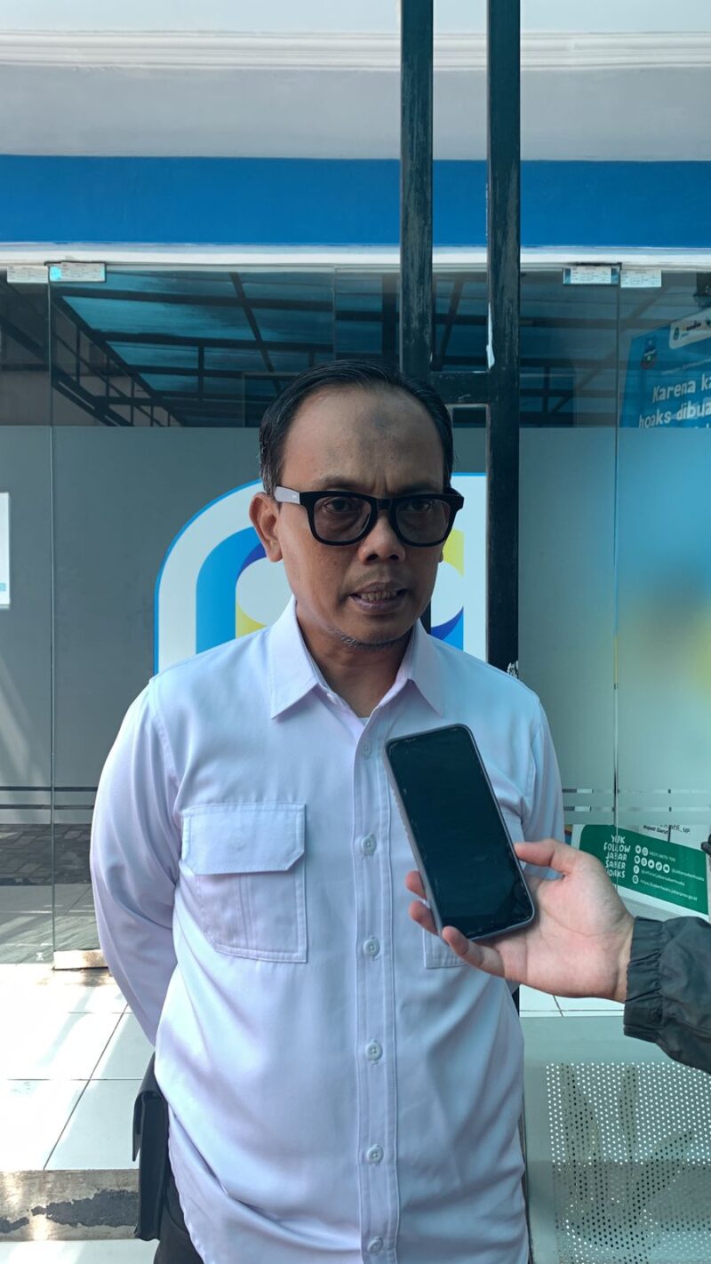 Kepala Diskominfo Kabupaten Garut, Margiyanto, memberikan keterangan terkait Penghargaan Anindhita Wistara Data yang diterimanya, di Kantornya, Jalan Pembangunan, Kecamatan Tarogong Kidul, Kabupaten Garut, Rabu (6/12/2023). (Foto : Nindi Nurdiyanti/Diskominfo Kabupaten Garut).