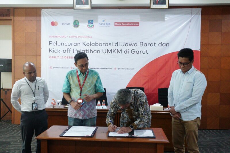 Pelaksanaan Peluncuran Kolaborasi di Jawa Barat dan Kick Off Pelatihan UMKM di Kabupaten Garut, yang dilaksanakan di Aula Bank BJB Garut, Jalan Ahmad Yani, Kecamatan Garut Kota Kabupaten Garut, Selasa (12/12/2023).