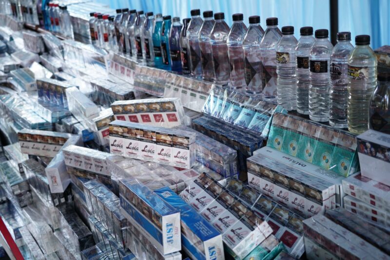 3.795.812 batang rokok dan 2.815,17 liter miras ilegal secara simbolis dimusnahkan di Kabupaten Garut, dalam acara Sosialisasi Ketentuan di Bidang Cukai dan Pemusnahan Barang Milik Negara dilaksanakan di Halaman Gedung Pendopo Garut, Kecamatan Garut Kota, Kabupaten Garut, Kamis (14/12/2023).