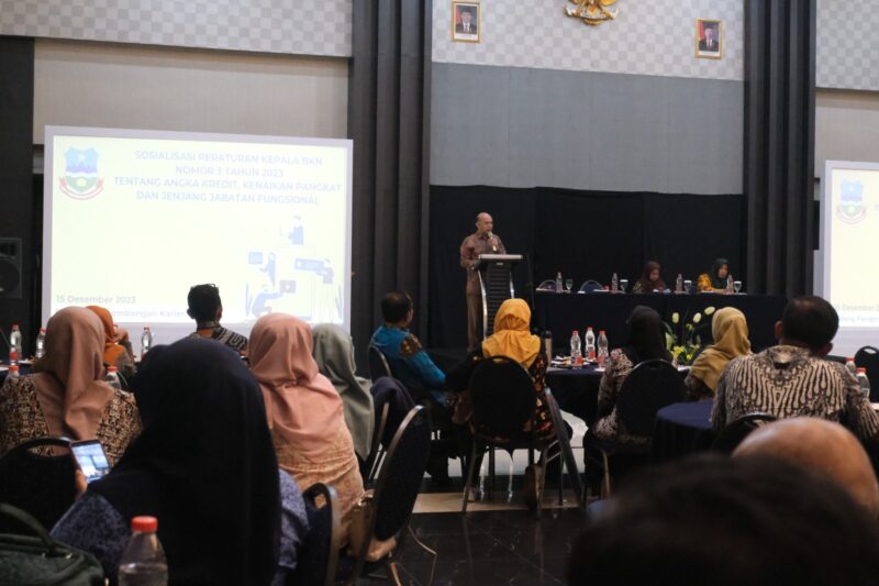 Pelaksanaan Sosialisasi Peraturan Badan Kepegawaian Nasional (BKN) Nomor 3 Tahun 2023 tentang Angka Kredit, Kenaikan Pangkat, dan Jenjang Jabatan Fungsional yang berlangsung di Hotel Harmoni, Jalan Cipanas Baru, Kecamatan Tarogong Kaler, Kabupaten Garut, Jumat (15/12/2023).