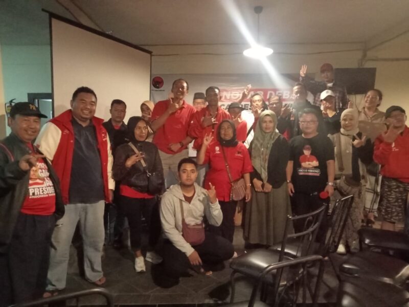 Sejumlah kader hingga relawan dari PDI Perjuangan Kabupaten Garut mengikuti kegiatan nonton bareng debat kandidat Cawapres.