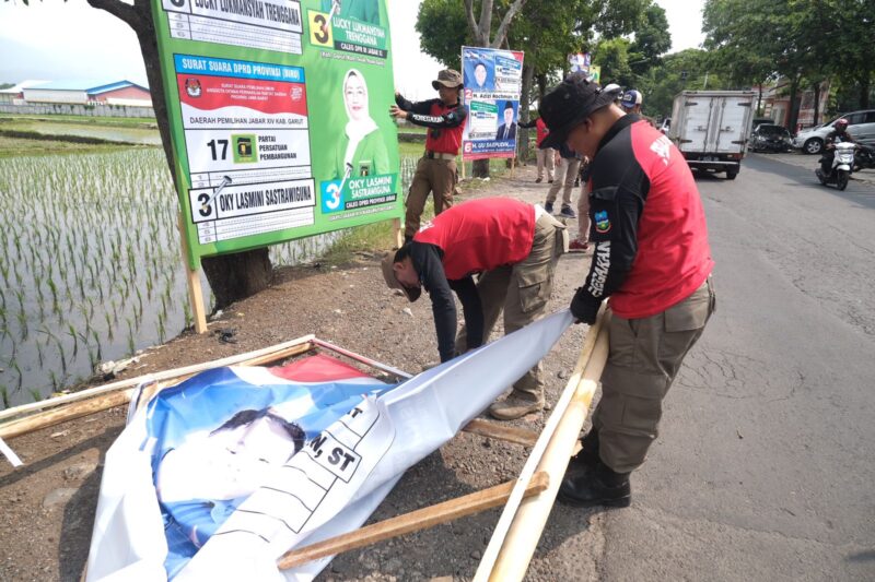 Para petugas Satpol PP melakujan penertiban Alat Peraga Kampanye, di area Kecamatan Tarogong Kidul, Kabupaten Garut, Sabtu (23/12/2023).