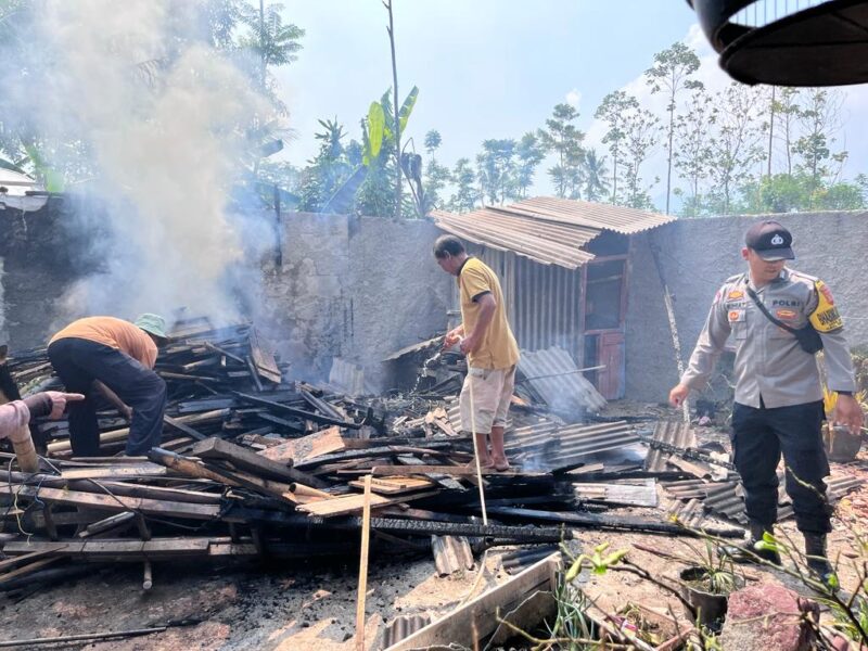 Polsek Wanaraja cek tkp kebakaran kandang penangkaran burung di Jl. Talaga Bodas Kp. Jati Desa Sindang Ratu Kec. Wanaraja Kab.Garut. Minggu (24/12/2023).