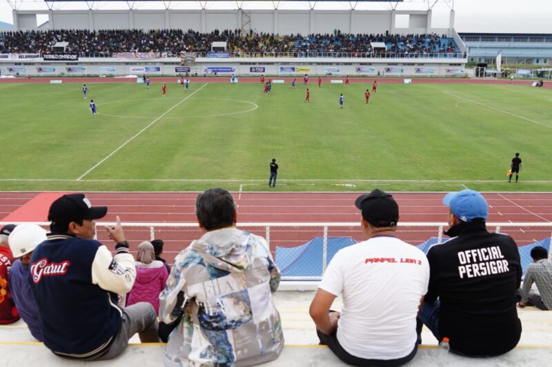 Pertandingan antara Persigar vs Depok City di Stadion Kanjeng Dalem SOR RAA Adiwijaya, Kecamatan Tarogong Kidul, Kabupaten Garut, Selasa (26/12/2023).