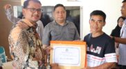 Wakil Bupati Garut menyerahkan bantuan perbaikan rumah bagi masyarakat terdampak bencana hidrometeorologi, di Aula Kantor Kecamatan Bayongbong, Kabupaten Garut, Sabtu (30/12/2023).