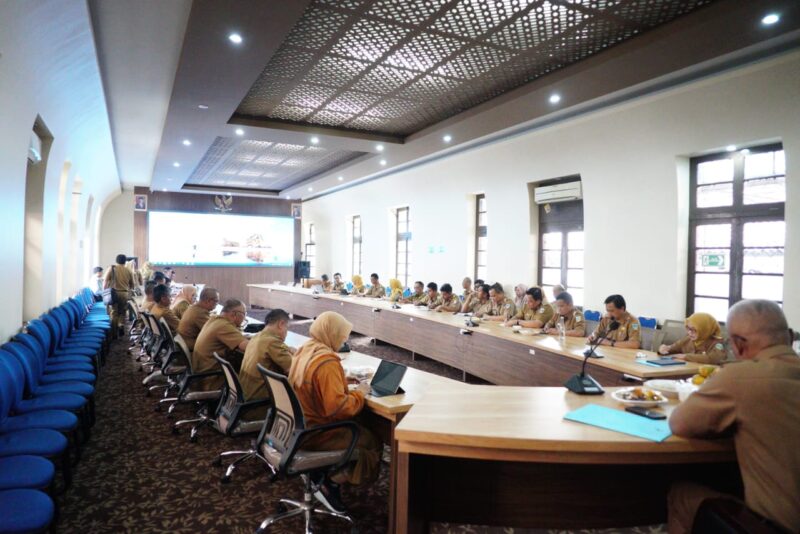 Pelaksanaan rakor bersama SKPD dan BUMD di Lingkungan Pemkab Garut, dilaksanakan di Aula BPKAD Kabupaten Garut, Jalan Kiansantang, Kecamatan Garut Kota, Kabupaten Garut, Senin (08/01/2024).