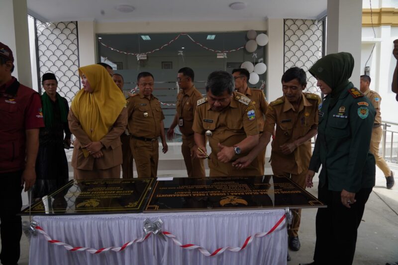 Bupati Garut meresmikan gedung Kantor Kecamatan Sucinaraja, Kabupaten Garut, Senin (8/1/2024).