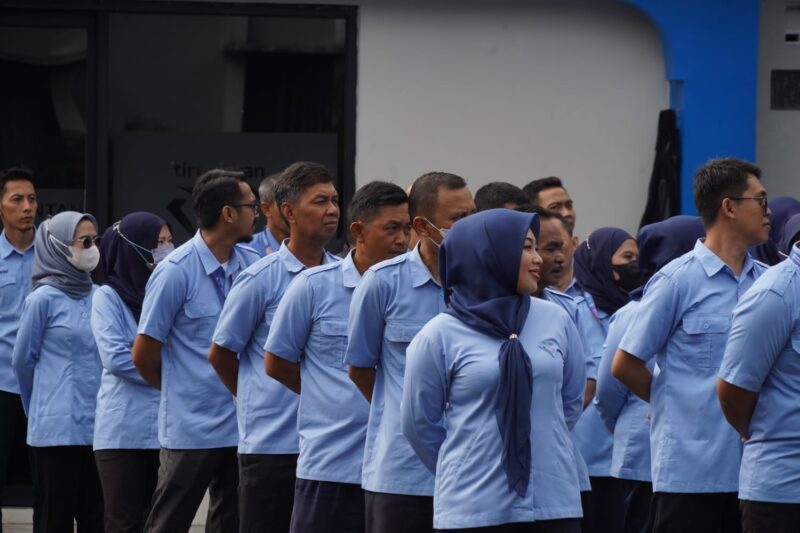 Bupati Garut, Rudy Gunawan memimpin apel pagi bersama dengan jajaran Perusahaan Umum Daerah (Perumda) Tirta Intan Garut, di Halaman Kantor Perumda Tirta Intan Garut, Jalan Raya Bayongbong, Kampung Gandasari, Kecamatan Cilawu, Kabupaten Garut, Selasa (9/1/2024).