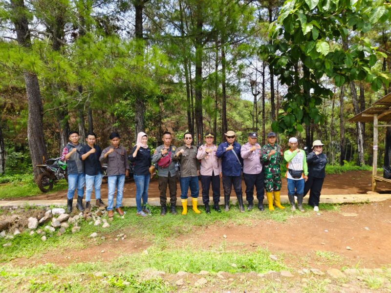 Perhutani Kesatuan Pemangkuan Hutan (KPH) Garut terus memperkuat sinergi keamanan hutan dengan berkolaborasi bersama Polisi Sektor (Polsek) Limbangan dan Muspika di Wisata Leueung oko Kecamatan Selaawi.Kamis(11/01/2024).