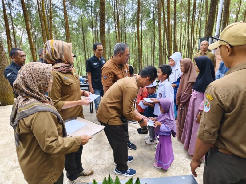 Serikat Karyawan (Sekar) Perhutani merayakan Hari Lahirnya yang ke-19 dengan tema 'Meningkatkan Kinerja Maju Untuk Kesejahteraan Karyawan'. Acara tersebut dilakukan di Wisata Lamping Cirorek pada Selasa (16/01/2024).