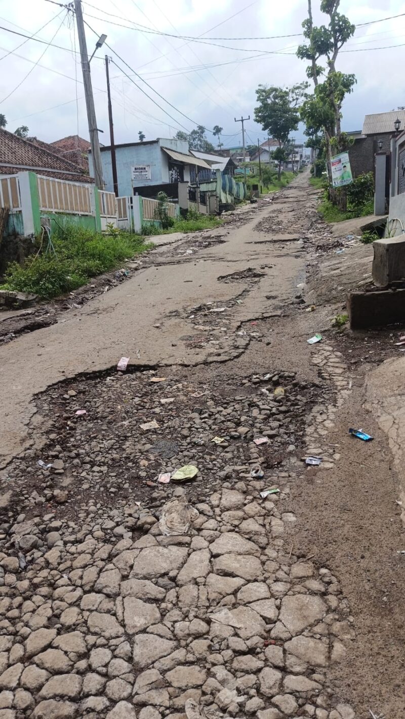 Seorang pengendara motor wanita mengalami insiden yang mengguncang di jalan Papandak, desa Sukamenak, kecamatan Wanaraja. Kecelakaan tragis terjadi ketika dia berusaha menghindari lubang di jalan, menyebabkan cedera serius dan merusak sepeda motornya. Dan Korban, yang harus dilarikan ke puskesmas, menjalani jahitan di kepala akibat kecelakaan tersebut. Terjadi di jalan Papandak, Desa Sukamenak kecamatan Wanaraja Rabu (17/01/2024).