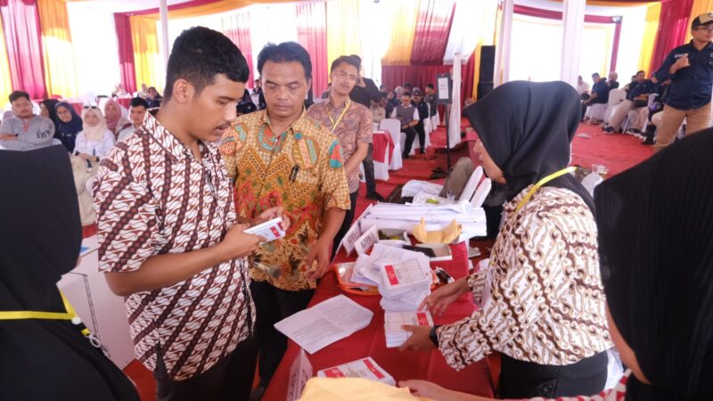 Pelaksanaan simulasi Pemilu 2024 oleh KPU Garut, di TPS 24, Desa Jati, Kecamatan Tarogong Kaler, Kabupaten Garut, Sabtu (20/01/2024).