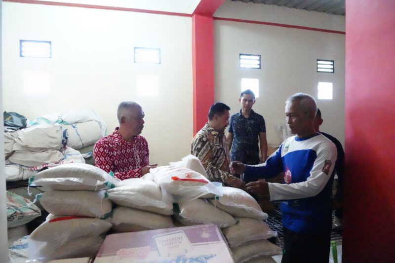 Penjabat (Pj) Bupati Garut, Barnas Adjidin, mengecek secara langsung ketersediaan serta kelayakan stok bantuan untuk masyarakat yang berlokasi di Gudang Dinas Sosial Kabupaten Garut, Jalan Kolonel Taufik Hidayat, Kecamatan Tarogong Kidul, Kabupaten Garut, Jum'at (2/2/2024).