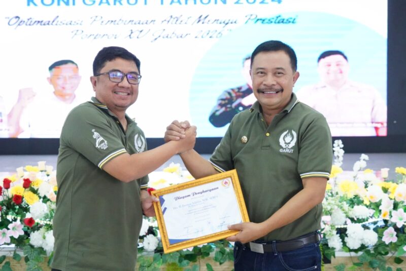 Pj. Bupati Garut mengjaduri Pelaksanaan Rapat Kerja Kabupaten (Rakerkab) Komite Olahraga Nasional Indonesia (KONI) Kabupaten Garut Tahun 2024, di Aula Rektorat Insitut Pendidikan Indonesia (IPI) Garut, Jalan Terusan Pahlawan, Kecamatan Tarogong Kidul, Kabupaten Garut, Minggu (4/2/2024).