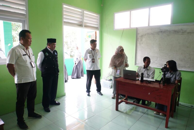 Pelaksanaan Perekaman Kartu Tanda Penduduk (KTP) Elektronik secara massal bagi siswa-siswi SMKN 1 Garut yang berlokasi di Jalan Raya Cimanuk, Kecamatan Tarogong Kidul, Kabupaten Garut, Rabu (7/2/2024).