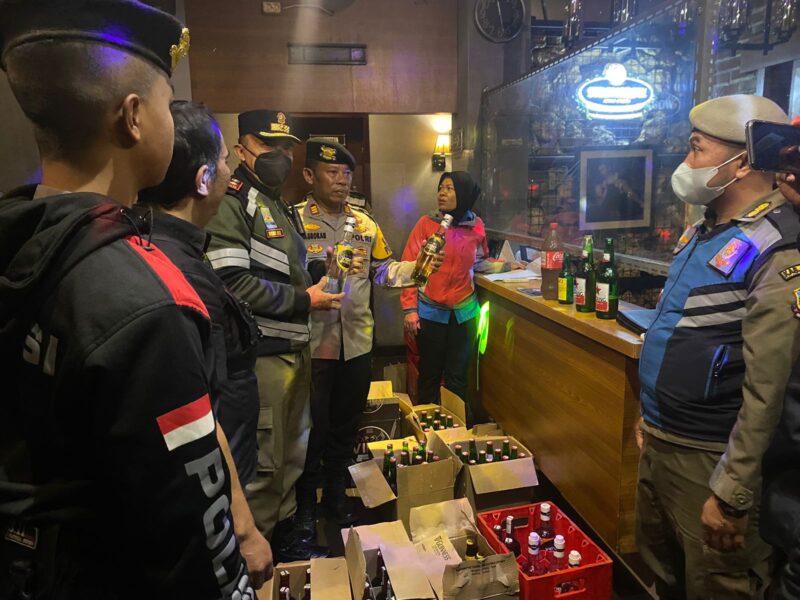 Kasatpol PP Kabupaten Garut dan tim melakukan pengamanan ratusan botol miras di beberapa lokasi berbeda tersebar di wilayah Tarogong Kidul, Sabtu (17/2/2024)