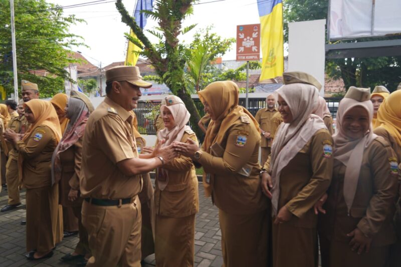 Penjabat (Pj) Bupati Garut, Barnas Adjidin, memimpin apel pagi dilingkungan pegawai Inspektorat, di Halaman Kantor Inspektorat Daerah, Jalan Patriot, Kecamatan Tarogong Kaler, Kabupaten Garut, Senin (19/2/2024).