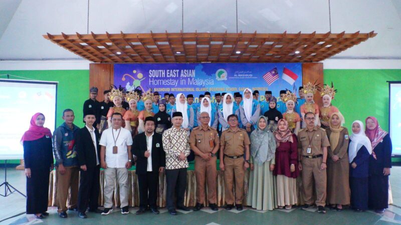 Al Mashduqi International Islamic Boarding School (IIBS) Garut pada hari Senin, 19 Februari 2024 melepas keberangkatan 35 Santri Murid peserta English Immersion Program ke Malaysia. Pelepasan tersebut secara resmi dilakukan oleh Sekretaris Daerah Kabupaten Garut Bapak Drs. H. Nurdin Yana, MH. mewakili PJ Bupati Garut Bapak Drs. H. Barnas Ajidin, M.M., M.M.Pd. di Auditorium Drs. H. Dede Satibi Al Mashduqi Islamic School Garut.
