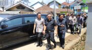  Penjabat Bupati Garut, Barnas Adjidin, meninjau langsung lokasi bencana banjir di Kampung Cibojong, Desa Balewangi, Kecamatan Cisurupan, Kabupaten Garut, Kamis (22/02/2024).