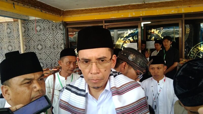 Ketua Harian Nasional DPP Partai Perindo Tuan Guru Bacang (TGB) Zainul Majid, bersama ribuan kyai dan guru ngaji se-priangan timur, menyelenggarakan deklarasi dukungan bagi pasangan Capres-Cawapres nomor urut 3 Ganjar-Mahfud. Acara ini berlangsung di Gedung Nuryayi Center, Karangpawitan, Garut, Jawa Barat, pada Kamis (1/2/2024). foto Pena Garut.com.ihsan
