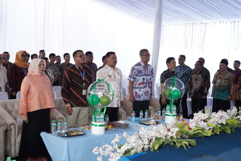 Penjabat Bupati Garut, Barnas Adjidin, memberikan sambutan dalam acara _Launching_ AMDK Tirta Intan Swiss Van Java di Kantor Perumda Air Minum Tirta Intan Garut, Jalan raya Bayongbong, Kabupaten Garut, Jum'at (01/03/2024).