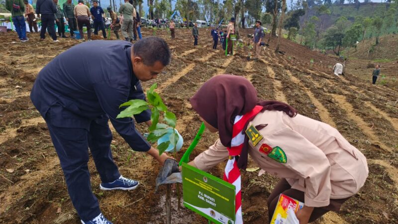 Pelaksanaan Penanaman Pohon Serentak Seluruh Indonesia dalam rangka Hari Bakti Rimbawan ke-41 yang dilaksanakan di Desa Karyamekar, Kecamatan Pasirwangi, Kabupaten Garut, Kamis (7/3/2024).