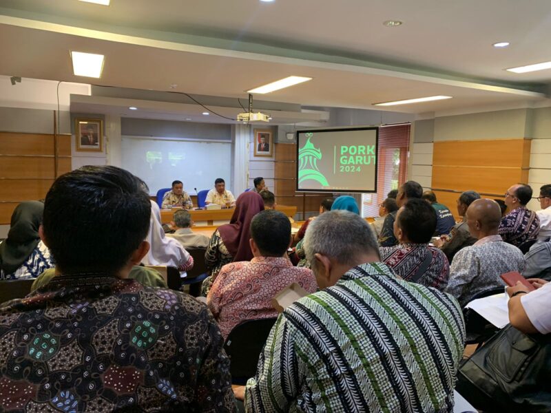 Rakor membahas beberapa hal rinci, mulai dari logo, maskot, _theme song_ Porkab Garut Tahun 2024. Porkab tahun ini akan diikuti oleh 26 cabang olahraga (cabor) yang akan memperebutkan 2.164 medali.