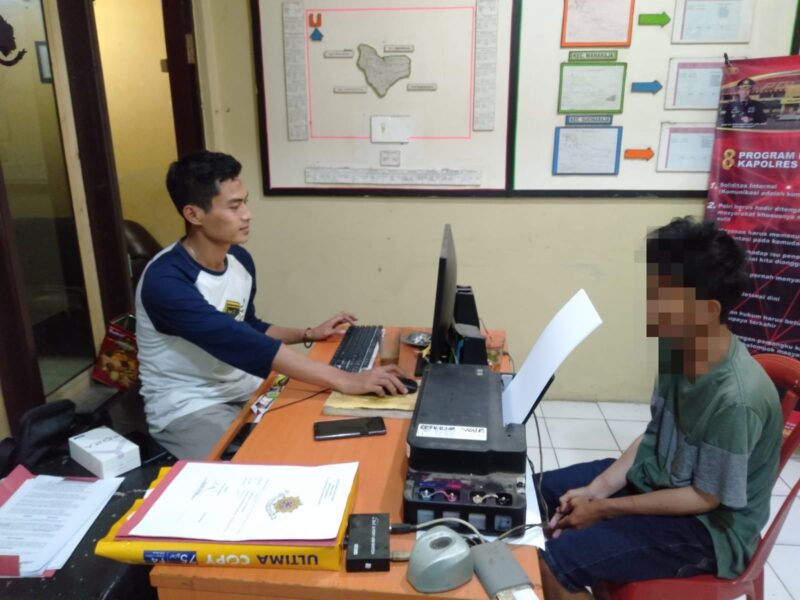 Polsek Wanaraja Polres Garut berhasil tangkap pelaku penjambretan HP yang melakukan aksinya di Jalan Raya Wanaraja Cibatu Garut.