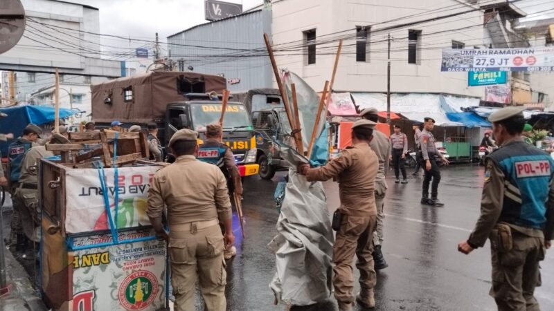 Satuan Polisi Pamong Praja (Satpol PP) Kabupaten Garut berkolaborasi dengan TNI Polri, melaksanakan penertiban pedagang kaki lima (PKL) di area perkotaan, Kamis pagi (14/3/2024).